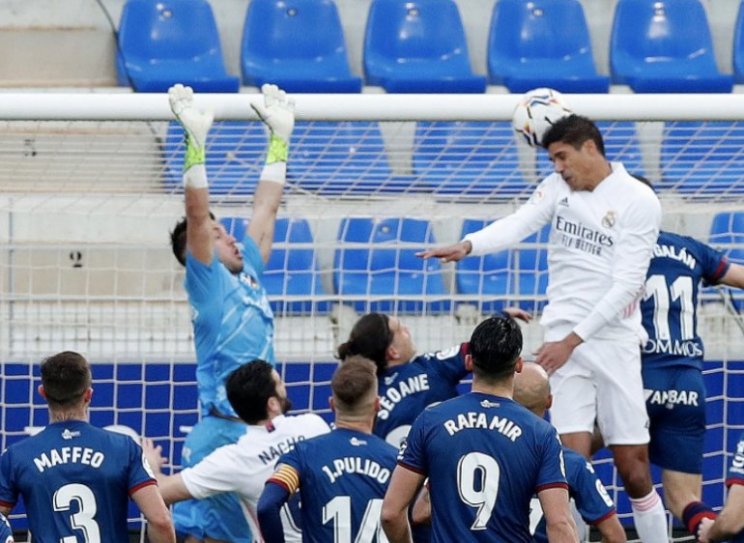 Дубль Варана спас «Реал» от позора в матче с «Уэской» (голы, видео)