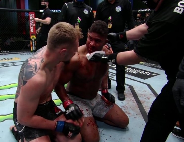 Волков вырубил Оверима во 2-м раунде и получил бонус 50 тыс. $ (UFC, Видео)