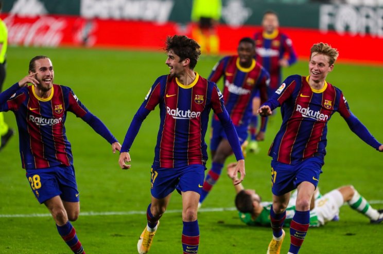 Каталонцы радуются победному голу в ворота Бетиса