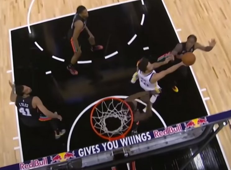 НБА: Стефен Карри забил мяч в цирковом стиле (Видео)