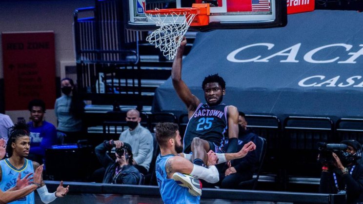 НБА: центровой Валанчюнас случайно сломал сопернику руку (Видео)