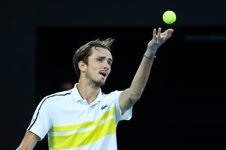 Медведев победил Циципаса и вышел в финал Австралиан опен