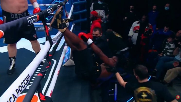 Дацик выбил камерунского боксера Дижона за пределы ринга - нокаут (Видео)