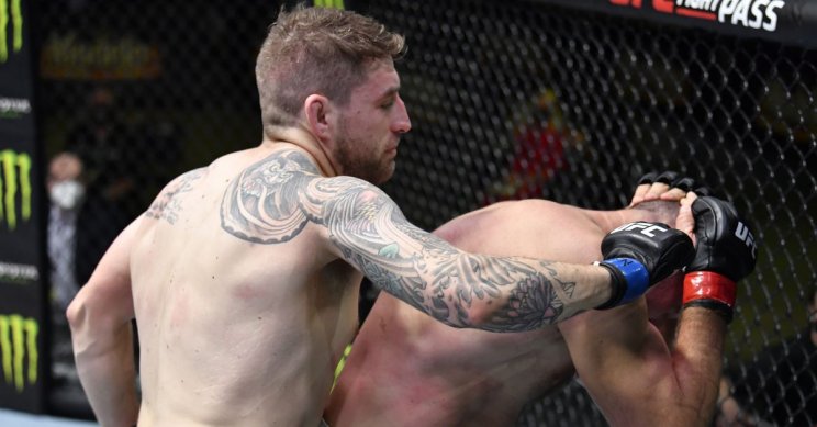 Докос за 2 минуты нокаутировал Олейника на UFC (Видео)