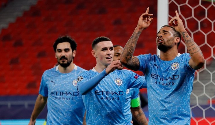 Жезус празднует гол в ворота Боруссии М