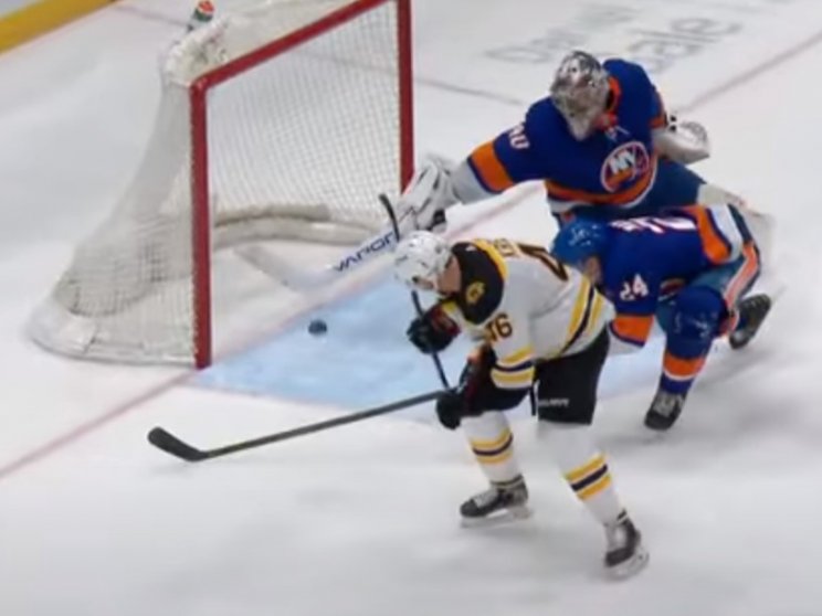 Варламов сделал сэйв дня в НХЛ, выбив шайбу клюшкой (Видео)