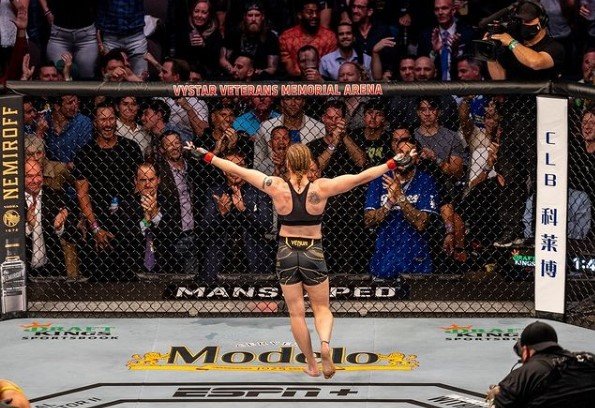 Шевченко в титульном поединке нокаутировала Андраде на UFC 261 (Видео) Шевченко в титульном поединке нокаутировала Андраде на UFC 261 (Видео)