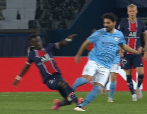 «Ман Сити» одержал волевую победу над «ПСЖ», забив 2 курьезных гола (Видео) «Ман Сити» одержал волевую победу над «ПСЖ», забив 2 курьезных гола (Видео)