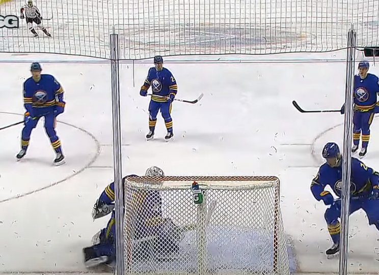 Овечкин забил курьезную шайбу в НХЛ - тройной рикошет (Видео)