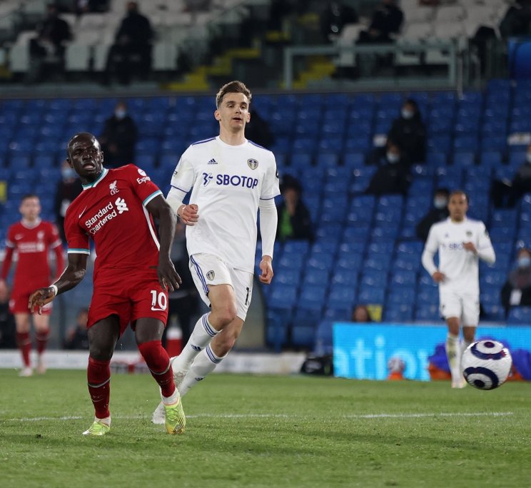 Мане забивает мяч в ворота Лидса