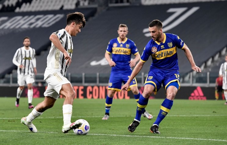 Дибала против игрока Пармы