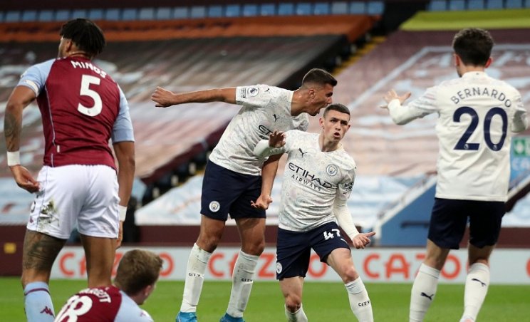 Игроки Ман Сити празднуют гол в ворота Астон Виллы