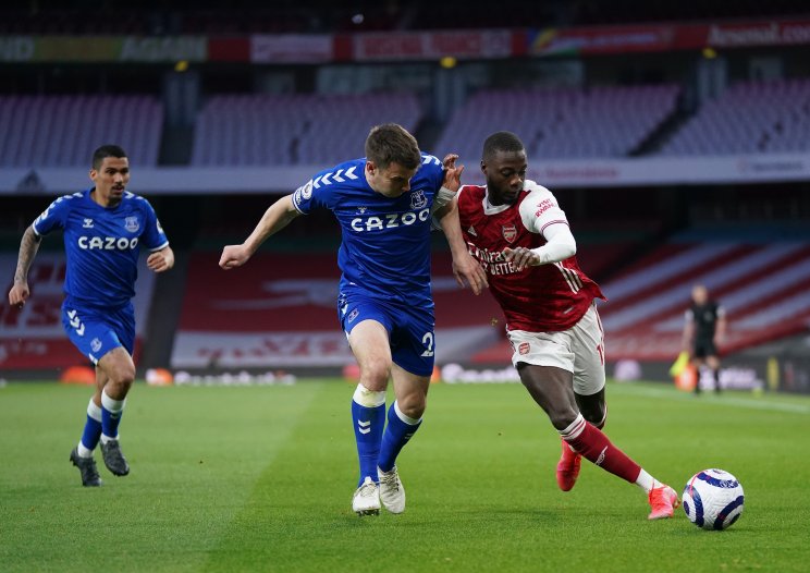 Борьба игроков Арсенала и Эвертона