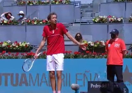 Медведев в 3-х сетах дожал Давидовича-Фокину и вышел в 1/8 финала «Мастерса» в Мадриде