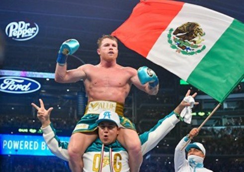 Альварес подбил глаз Сондерсу и забрал 3 чемпионских пояса (WBC, WBA, WBO)