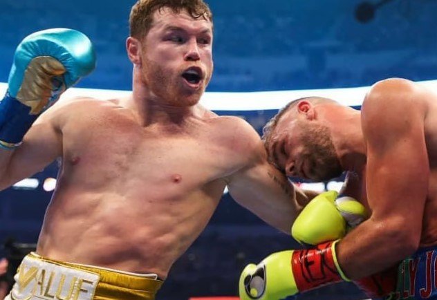 Альварес подбил глаз Сондерсу и забрал 3 чемпионских пояса (WBC, WBA, WBO)