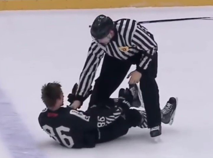 Массовая драка случилась в полуфинале юниорской лиги (Видео) Массовая драка случилась в полуфинале юниорской лиги (Видео)