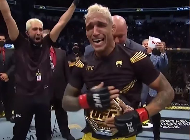Оливейра нокаутировал Чандлера - новый чемпион UFC в легком весе (Видео) Оливейра нокаутировал Чандлера - новый чемпион UFC в легком весе (Видео)