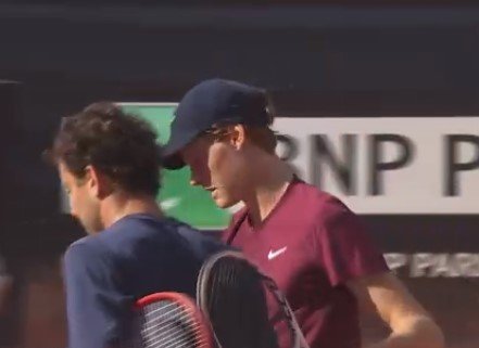 Синнер в 3-х сетах выбил Карацева с грунтового турнира в Лионе Синнер в 3-х сетах выбил Карацева с грунтового турнира в Лионе