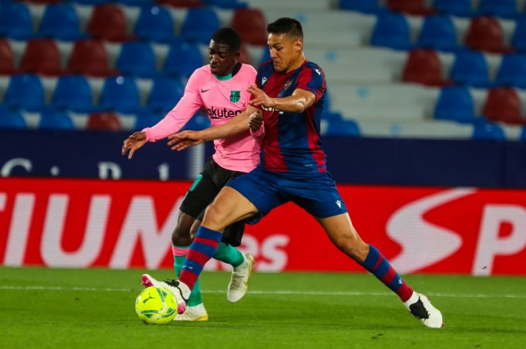 Игрок Леванте пытается оттеснить Дембеле от мяча