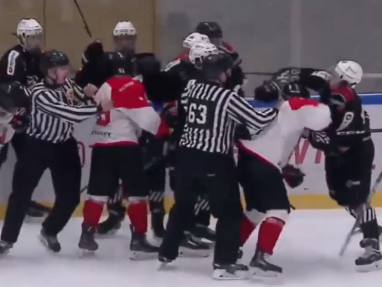 Массовая драка случилась в полуфинале юниорской лиги (Видео)