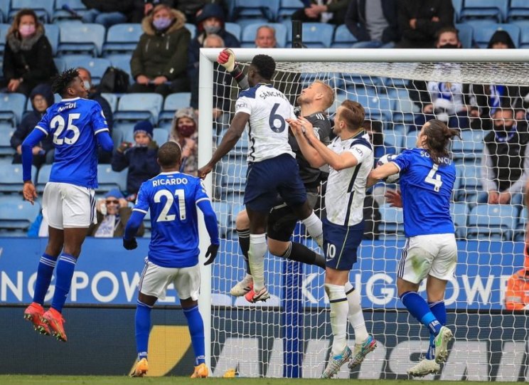 «Лестер» не попал в ЛЧ из-за нелепого автогола Шмейхеля (Видео)