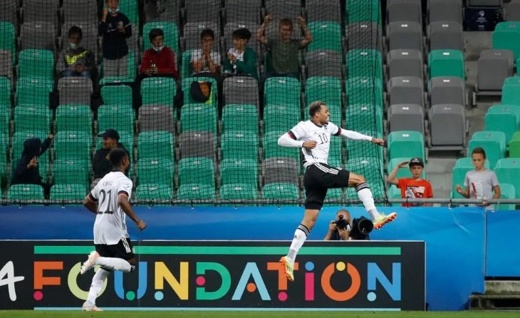 Нмеча празднует гол в ворота Португалии U-21 Нмеча празднует гол в ворота Португалии U-21