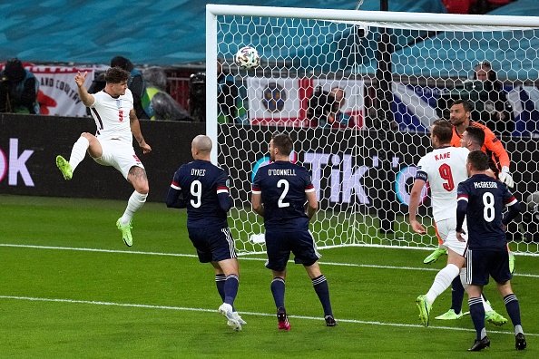 Удар головой в исполнении Стоунза Удар головой в исполнении Стоунза