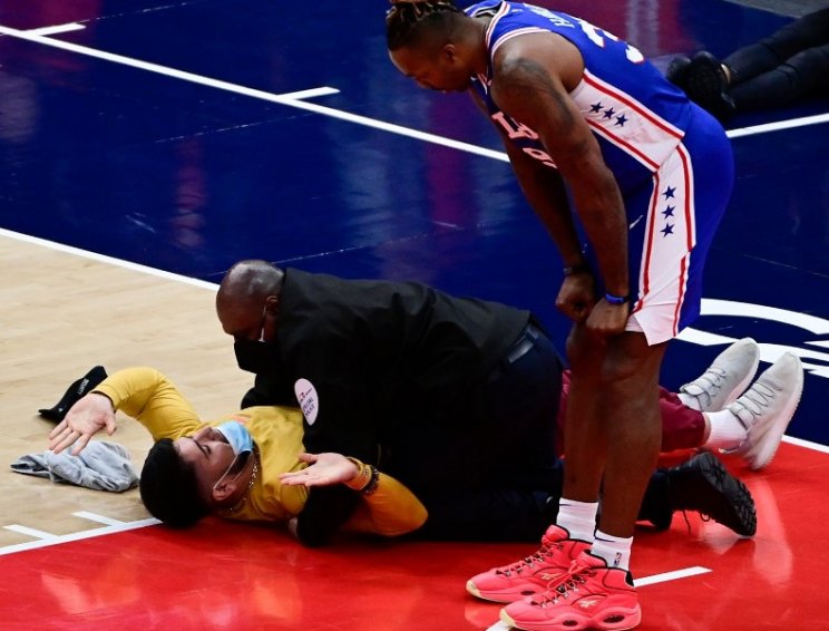 Болельщик выбежал на площадку во время матча НБА - его скрутили (Видео)