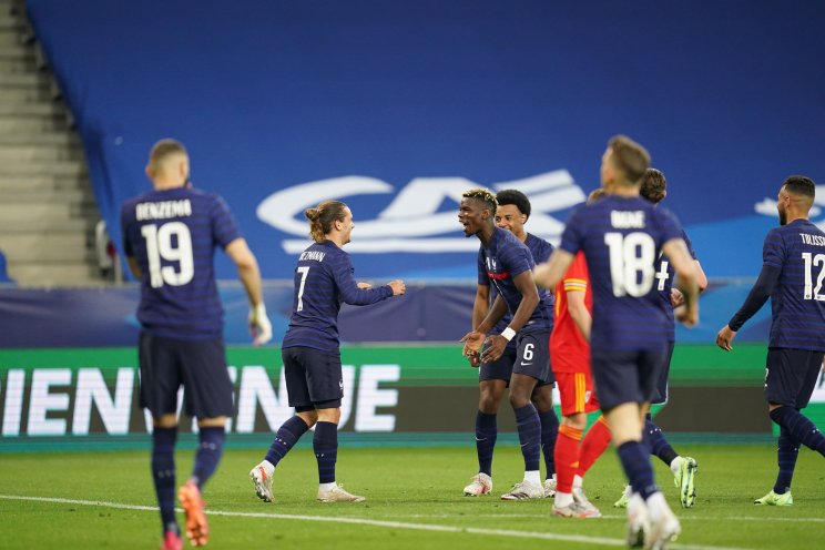 Французы празднуют второй гол в ворота Уэльса