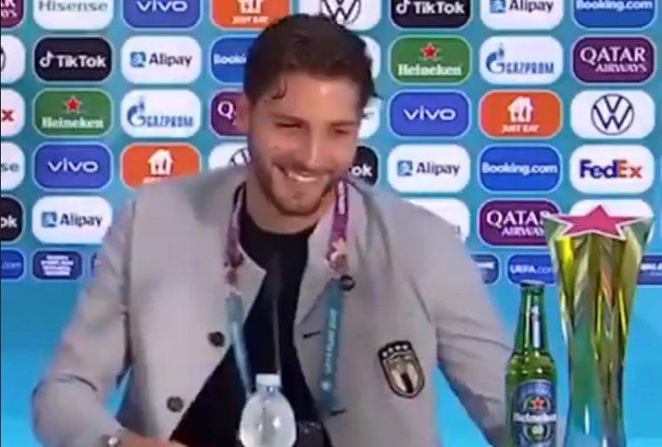 УЕФА запретила футболистам убирать бутылки спонсоров на пресс-конференциях