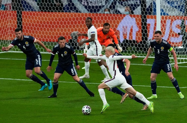 Фоудэн пытается пройти оборону шотландцев