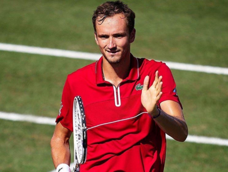 Медведев в 3-х сетах победил Каррено-Бусту и вышел в финал на Мальорке