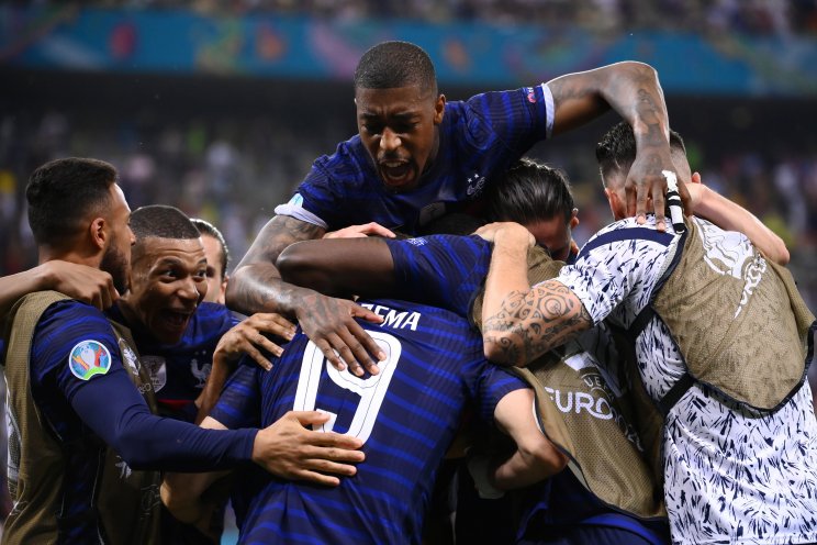 Французы празднуют гол Бензема