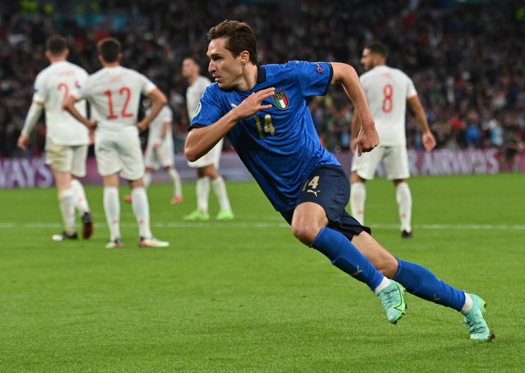 Кьеза бежит праздновать гол