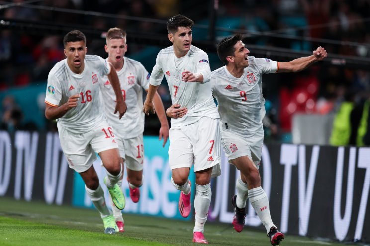 Мората и компания празднуют гол в ворота Италии