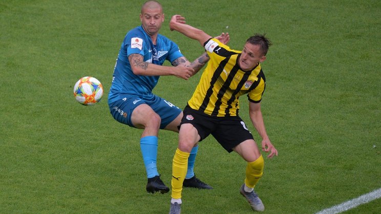 Ракицкий ведет борьбу с игроком Химок