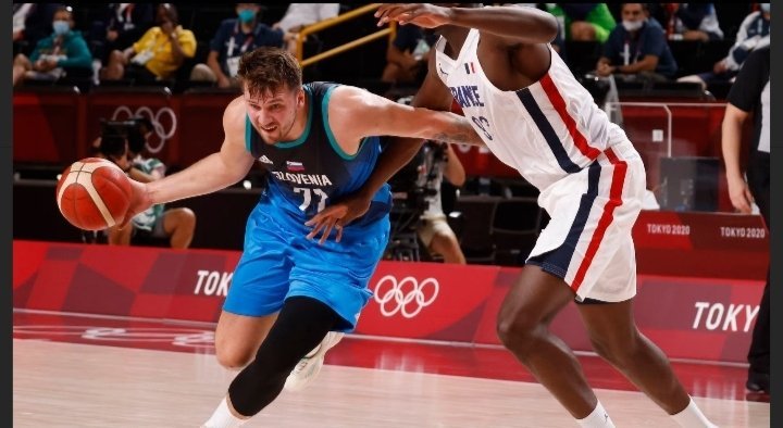 Дончич обыгрывает соперника