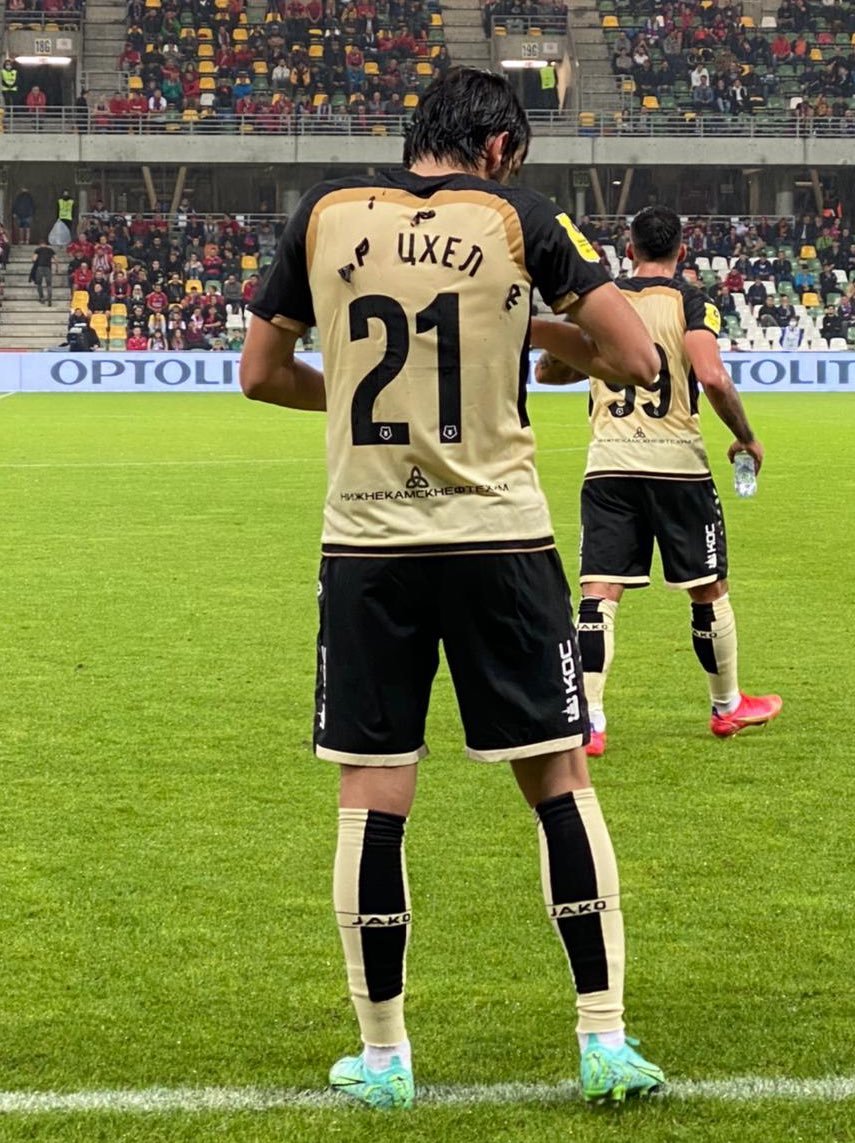 Кварацхелия и оторванные от футболки буквы Кварацхелия и оторванные от футболки буквы