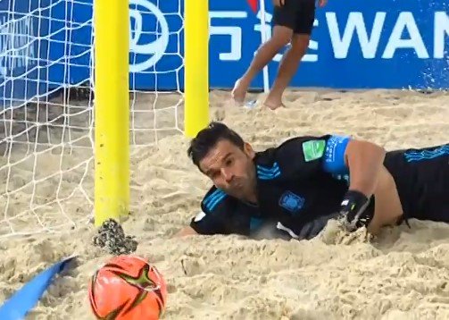 Россия победила Испанию и вышла в полуфинал ЧМ по пляжному футболу Россия победила Испанию и вышла в полуфинал ЧМ по пляжному футболу