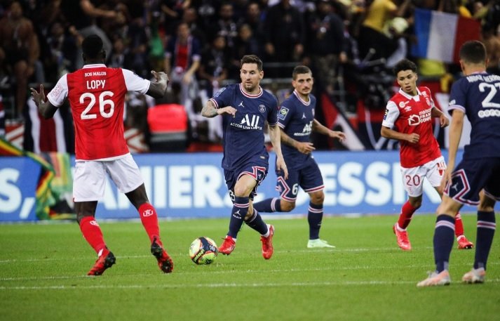 Месси в игре с Реймсом Месси в игре с Реймсом