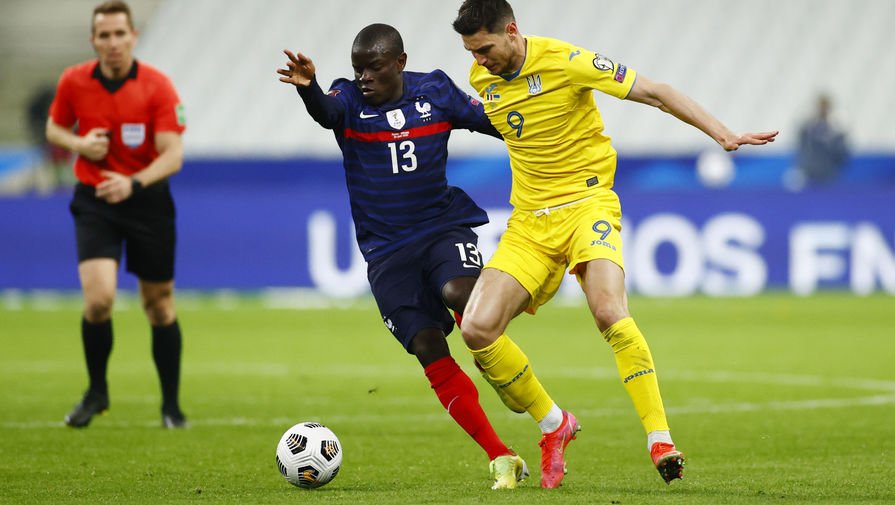 Яремчук и Канте ведут борьбу за мяч Яремчук и Канте ведут борьбу за мяч