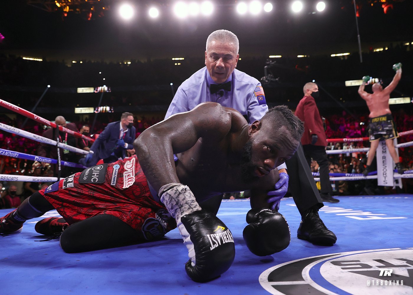 Фьюри повторно победил Уайлдера, нокаутировав в 11 раунде (Видео) Фьюри повторно победил Уайлдера, нокаутировав в 11 раунде (Видео)