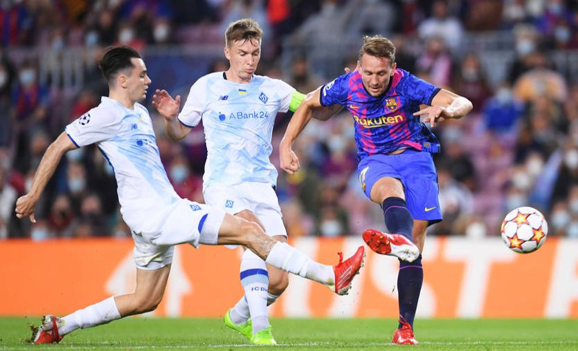 Де Йонг пробивает по воротам Динамо