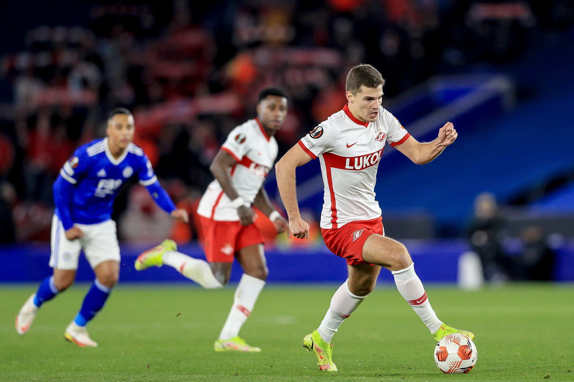 Зобнин с мячом в 1-ом тайме матча с Лестером