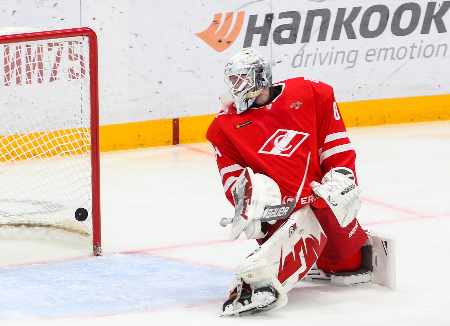 Спартак пропускает шайбу Спартак пропускает шайбу