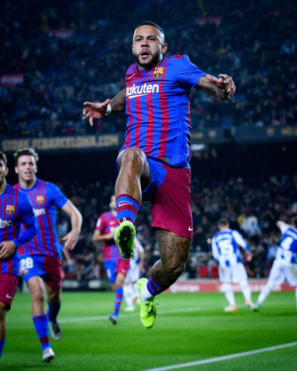 Депай радуется забитому голу Депай радуется забитому голу