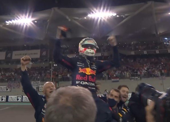 Формула-1: 24-летний Макс Ферстаппен впервые стал чемпионом мира Формула-1: 24-летний Макс Ферстаппен впервые стал чемпионом мира