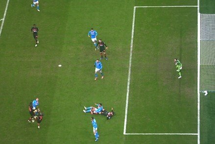 «Наполи» минимально обыграл «Милан» и догнал его в таблице (Видео)