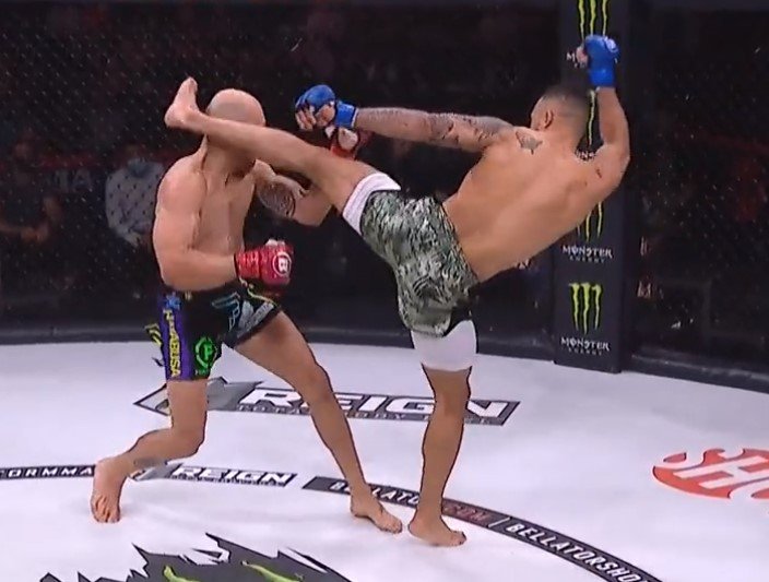 Гонсалес за 36 сек вырубил Авада (Беллатор 273 - ВИДЕО)